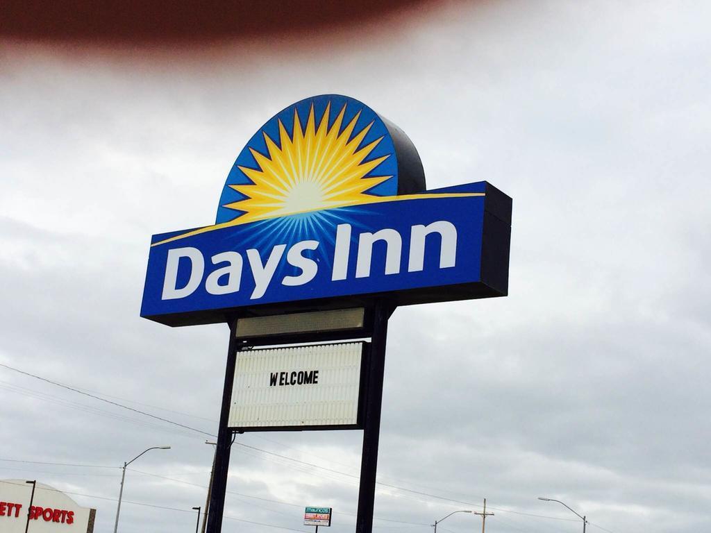Days Inn By Wyndham 프랫 외부 사진